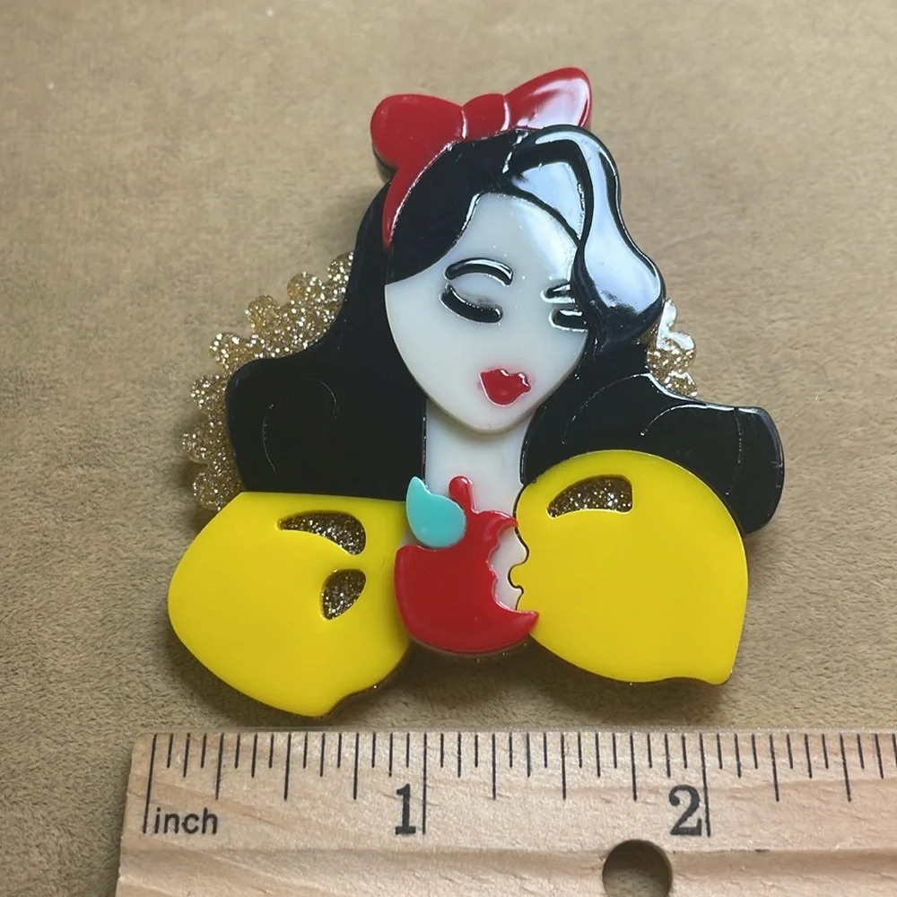 Acrylic Brooch- Snow White inspired. - Picture 4 of 4